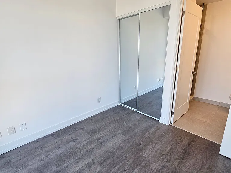 75 James St S #1101 — Photo 20