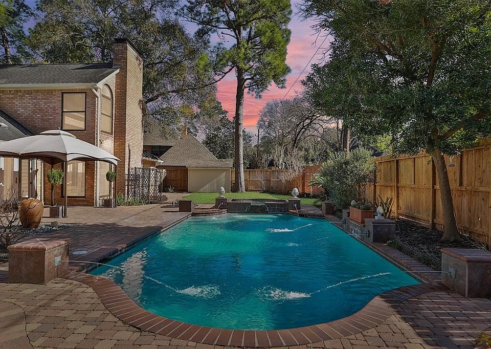 Most homes in Champion Forest offer a yard, or a pool. At 9703 Fenchurch Drive, you get both. Kids and pets will love the large grassy areas for running and playing. The entire family, plus friends and neighbors will enjoy the inviting pool and spa.