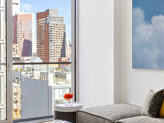3rd image of 547 W 47th St Unit Penthouse 05