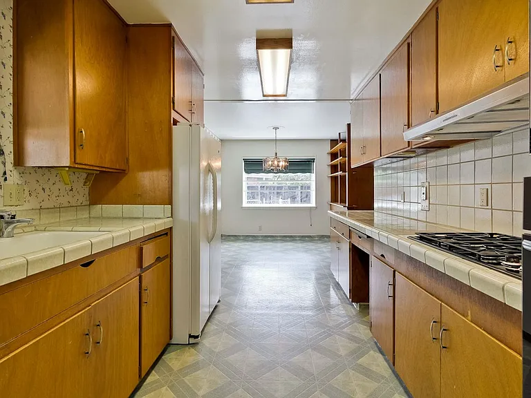 160 Kit Carson Ct — Photo 32