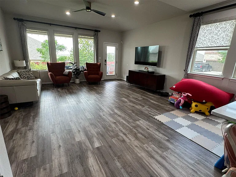 1529 Carlene Pruett St — Photo 2