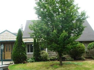 32 Pelican Rd, Levittown, NY 11756