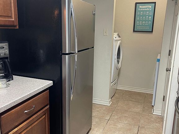 4th image of 905 Balcones Dr APT 202