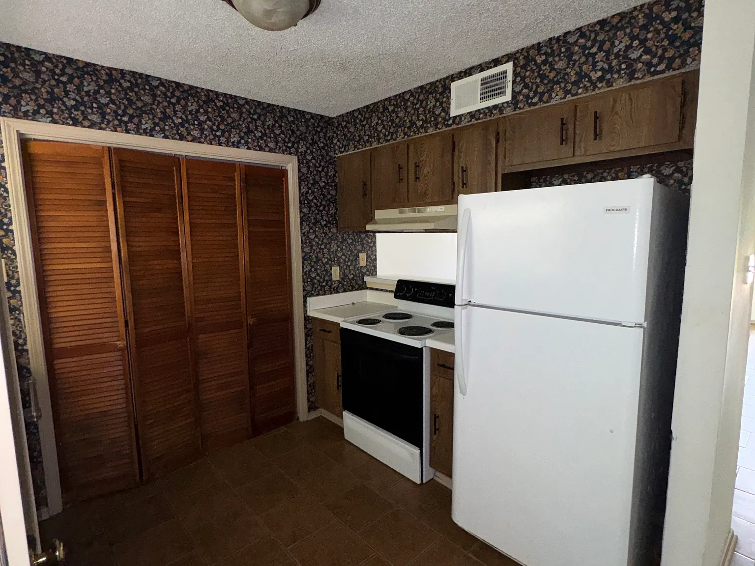 2 bed, 1.5 bath, 1000 sqft, $1,200 — Photo 3