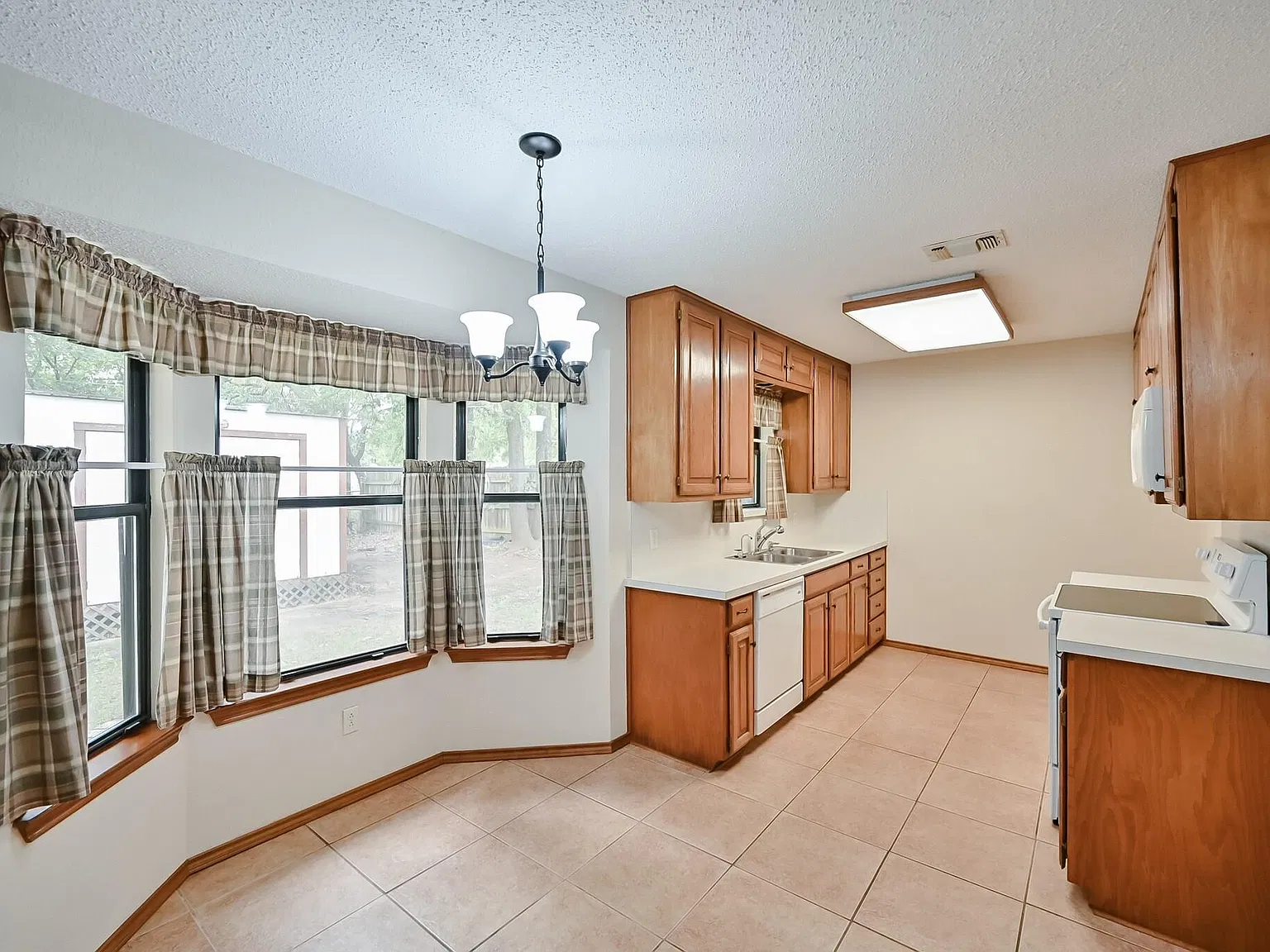 3 bed, 1379 sqft, $2,200 — Photo 4