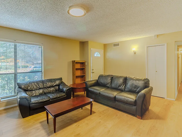 2614 Saint George Dr — Photo 3