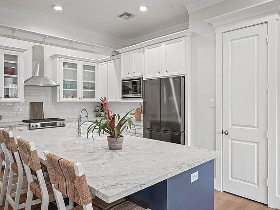 5th image of 1002 W 41st St