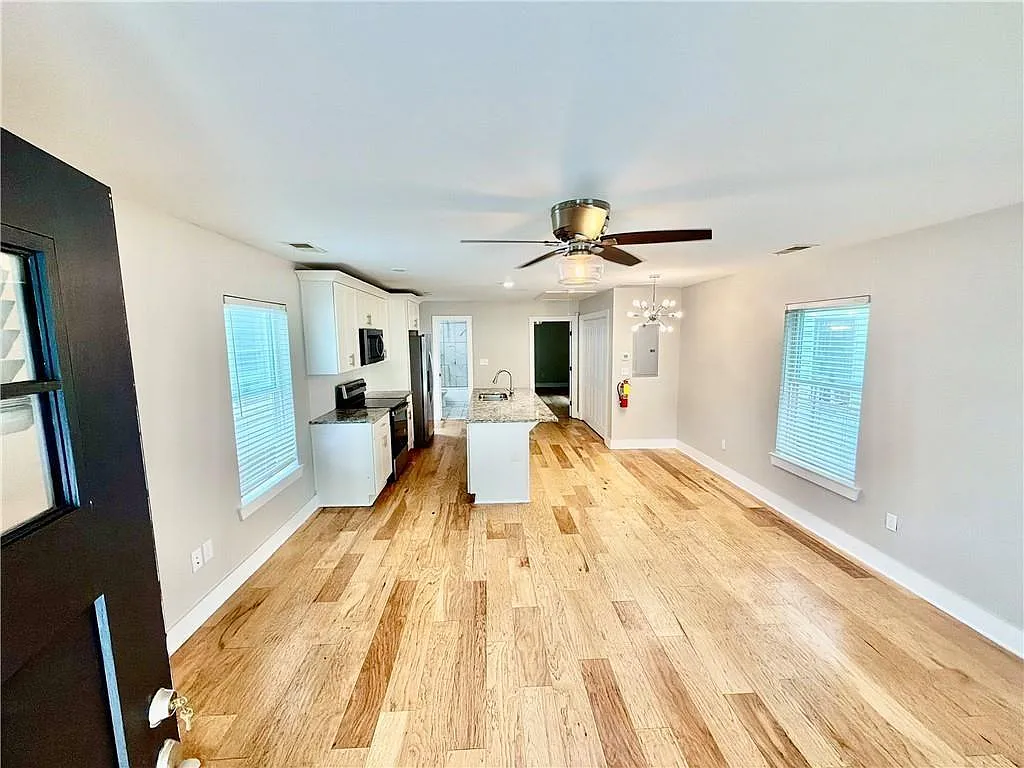 1 bed, 1.0 bath, 698 sqft, $1,300 — Photo 2