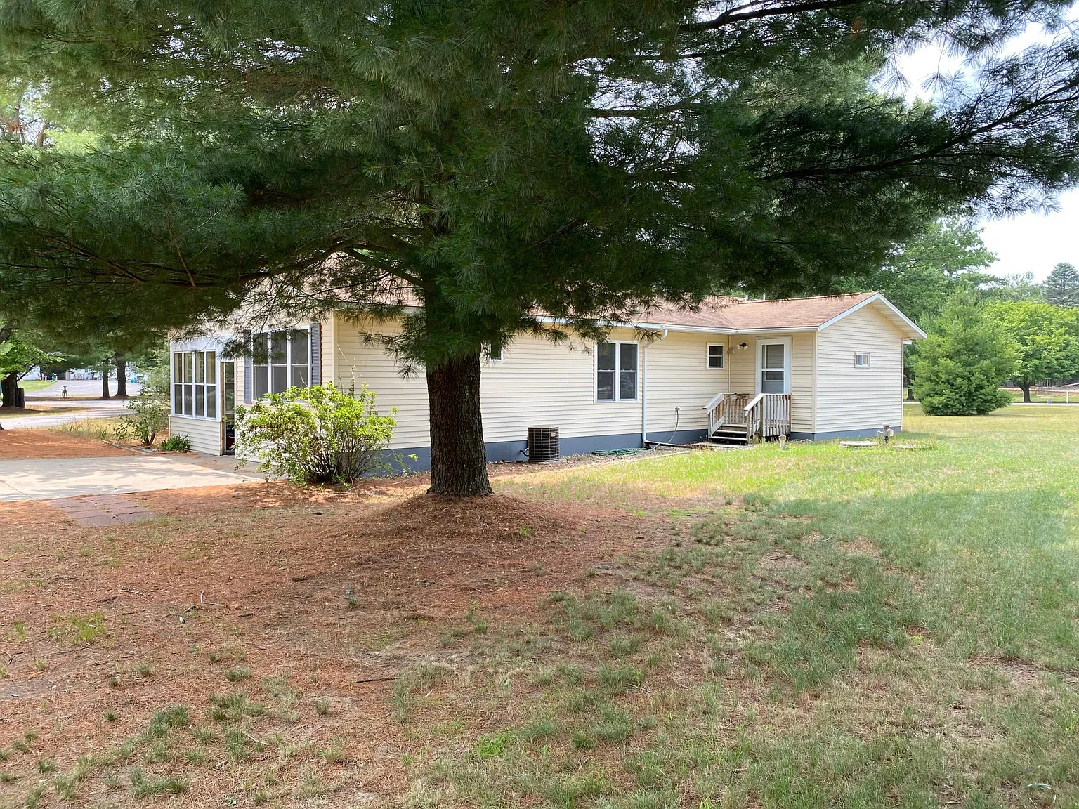 3 bed, 1600 sqft, $1,950 — Photo 3