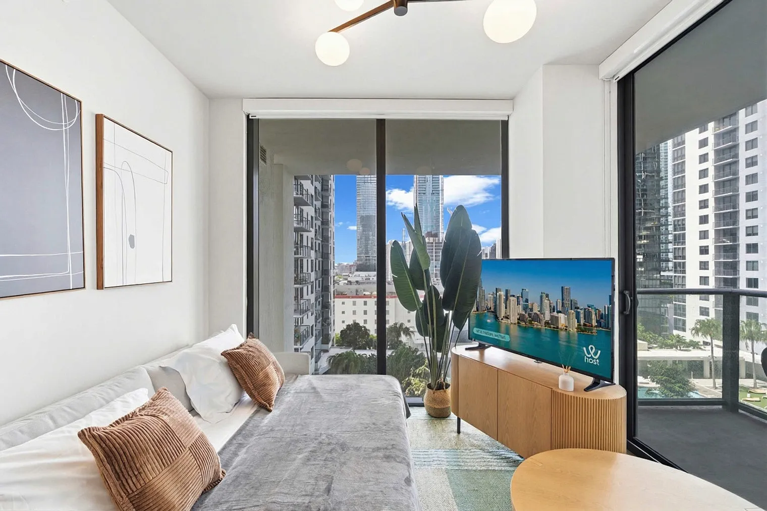 2 bed, 2.0 bath, 818 sqft, $5,578 — Photo 2