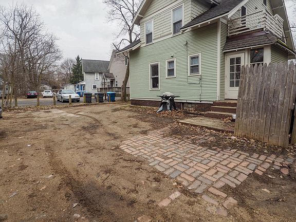3rd image of 807 Oakland Dr
