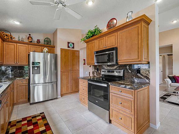 5th image of 6667 Sherbrook Dr