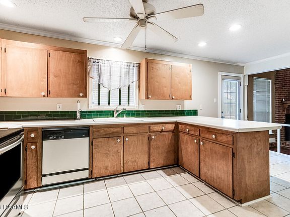 5th image of 130 Bickerton Dr
