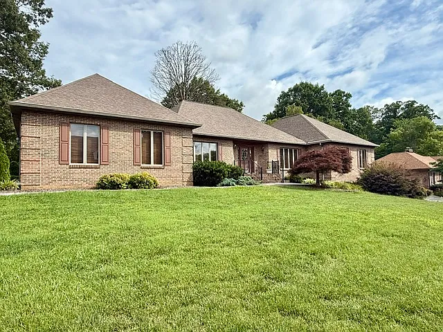 590 Wedgwood Dr — Photo 2