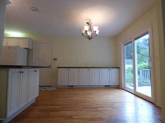 3rd image of 807 Kensington Dr