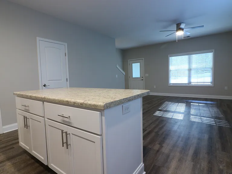 383 E Woodland Dr — Photo 7