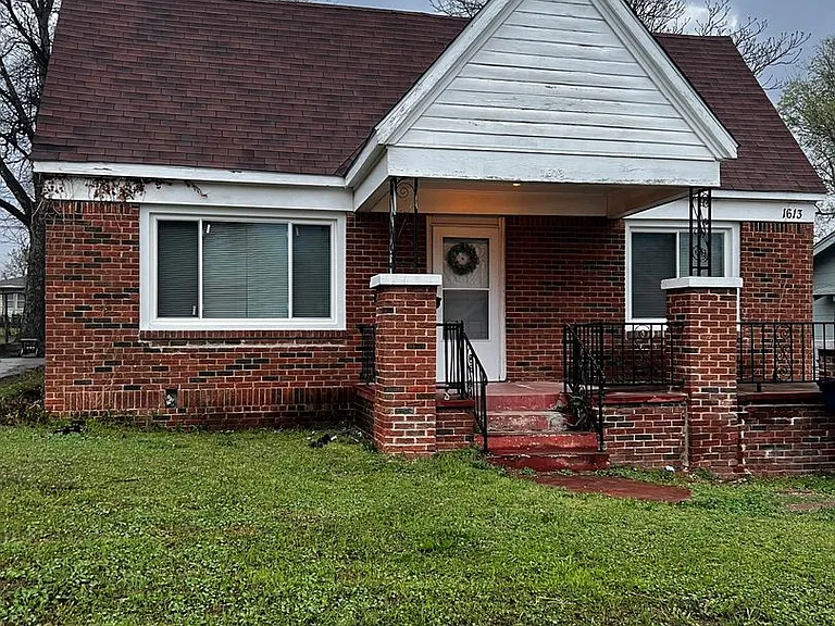 1613 E Park Pl — Photo 1