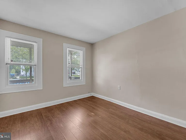 315 Burlington Ave — Photo 6