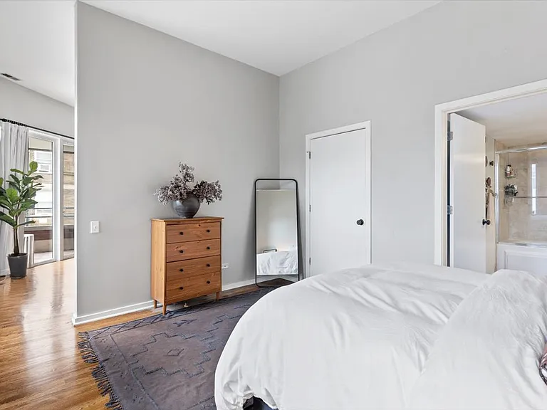 1955 N Leavitt St #2B — Photo 16