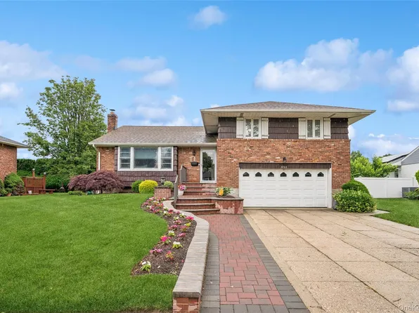 952 Roxbury Drive, Westbury, NY 11590