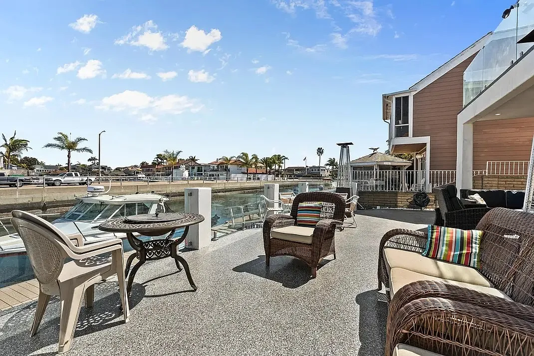 3 bed, 2.5 bath, 2572 sqft, $9,999 — Photo 3