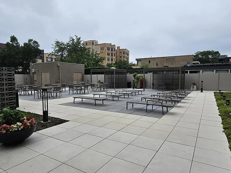 555 W Cornelia Ave #2009 — Photo 9
