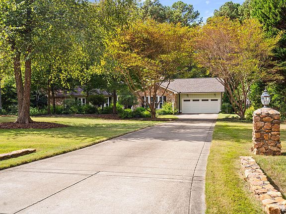 4th image of 609 Amelia Ave