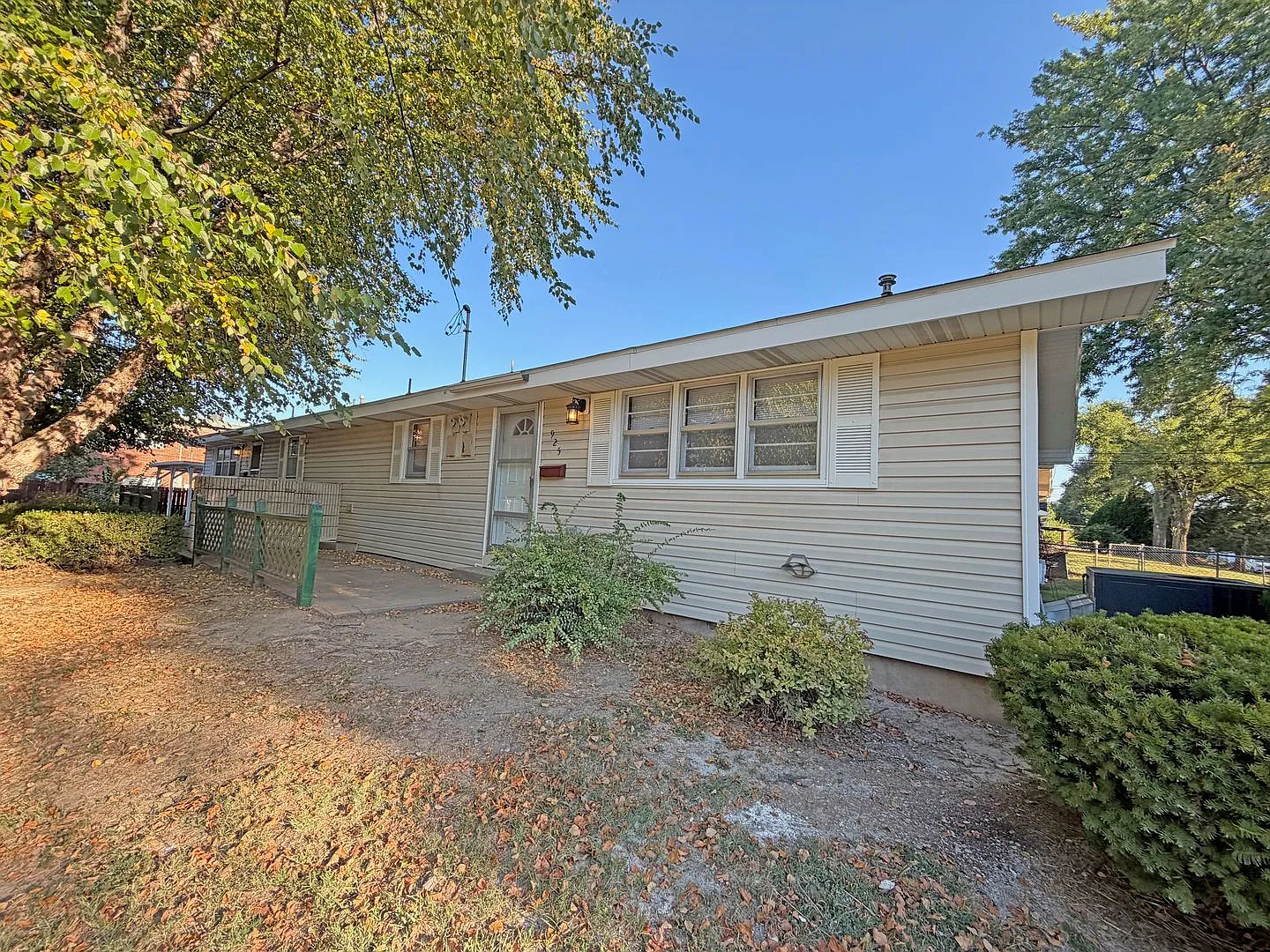 Cute & Clean Duplex Available Now! — Photo 1