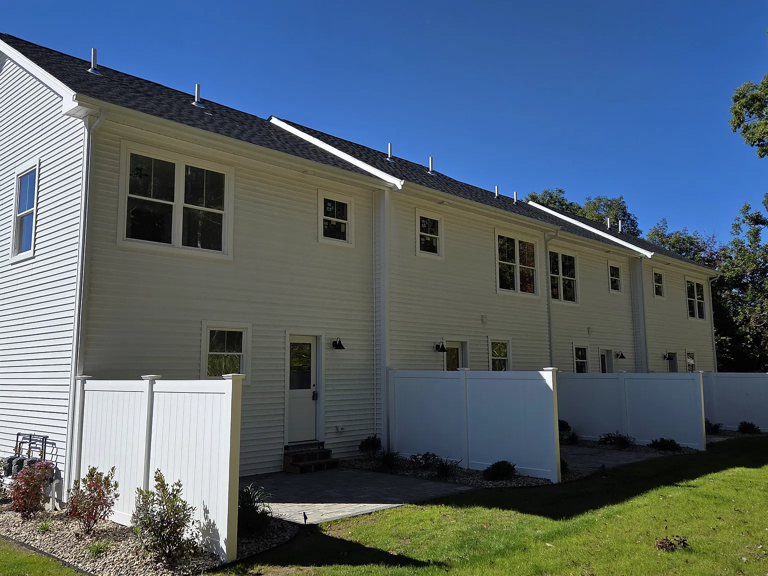 2 bed, 1.5 bath, 1008 sqft, $2,500 — Photo 2