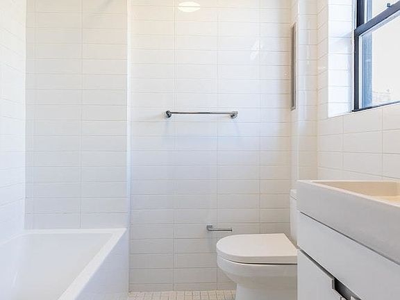 4th image of 166 W 75th St #16A