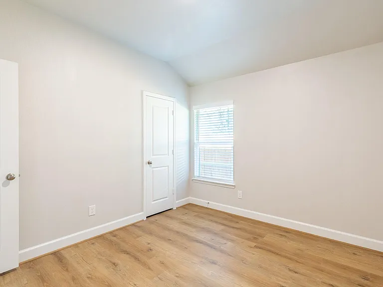 801 Roosevelt — Photo 20