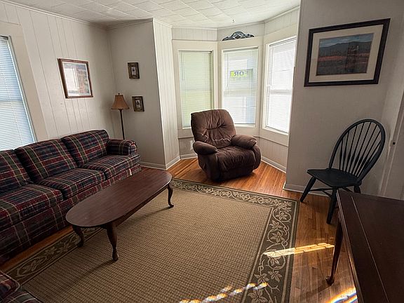 5th image of 418 Amelia St