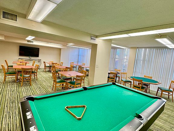 3rd image of 1000 Parkview Dr APT 202
