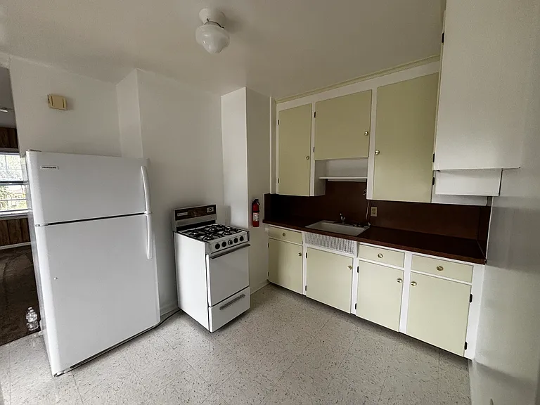 142 N Riverview Dr #3 — Photo 8