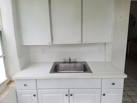 5th image of 744 Jefferson Ave APT 2