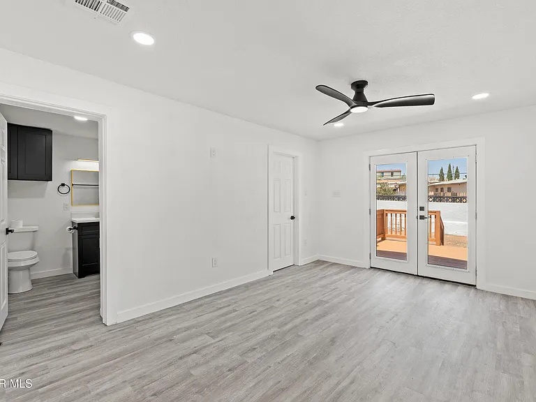 3221 N Stanton St — Photo 29