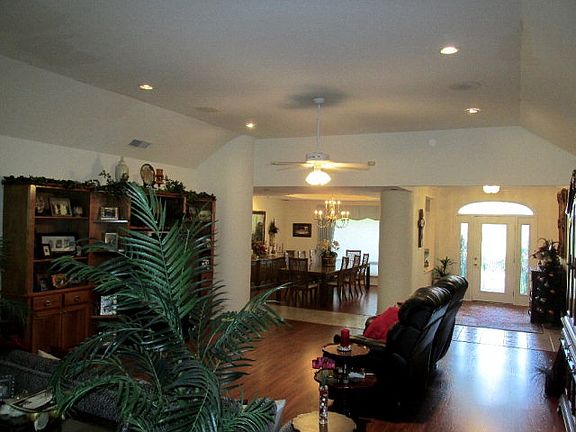 4th image of 213 Willowbend Dr