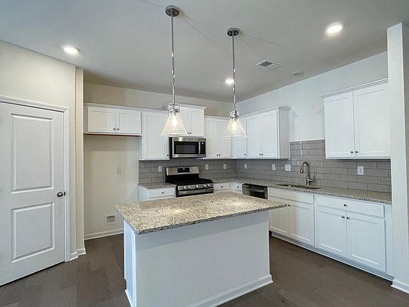 4th image of 260 Avington Pl