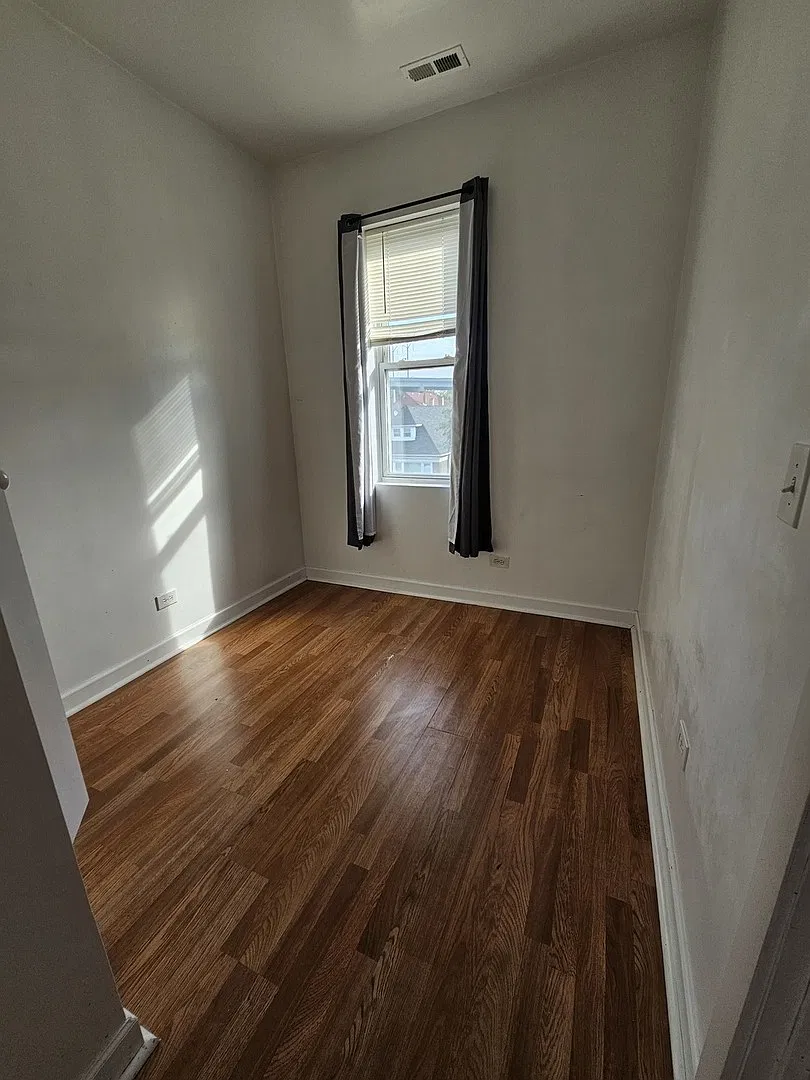 3 bed, 1050 sqft, $1,600 — Photo 4