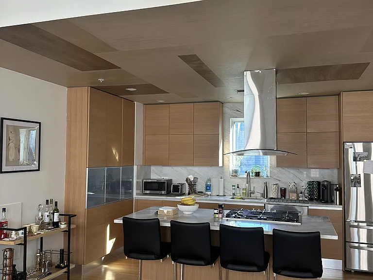 321 W 2nd St #10 — Photo 9