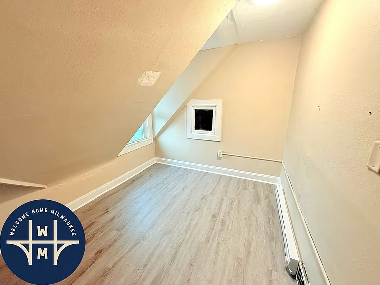 1720A N Astor St — Photo 9