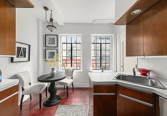 5th image of 40 E 10th St APT 7I