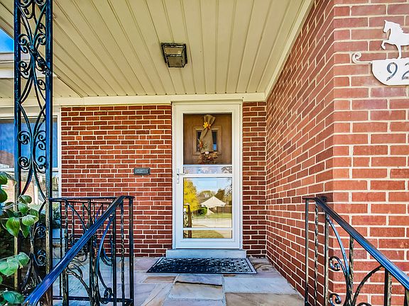 4th image of 921 E Villa Dr