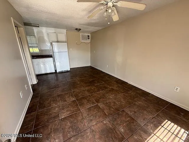 1 bed, 1.0 bath, 700 sqft, $700 — Photo 2