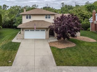 1212 Gloucester Rd, Woodridge, IL 60517