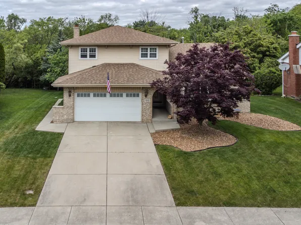 1212 Gloucester Rd, Woodridge, IL 60517