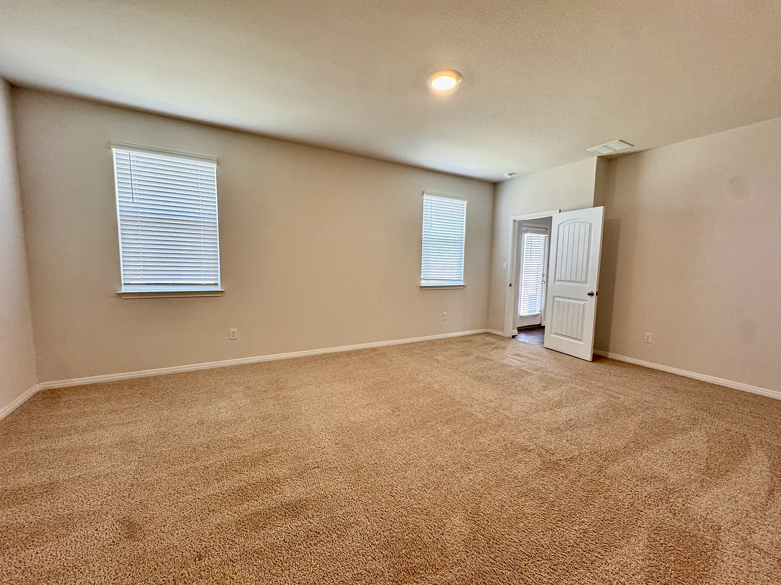 4 bed, 2025 sqft, $2,200 — Photo 4