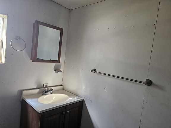 4th image of 40 Sunny Ln