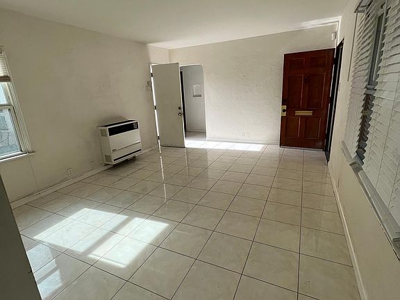 2nd image of 907 W 27th St