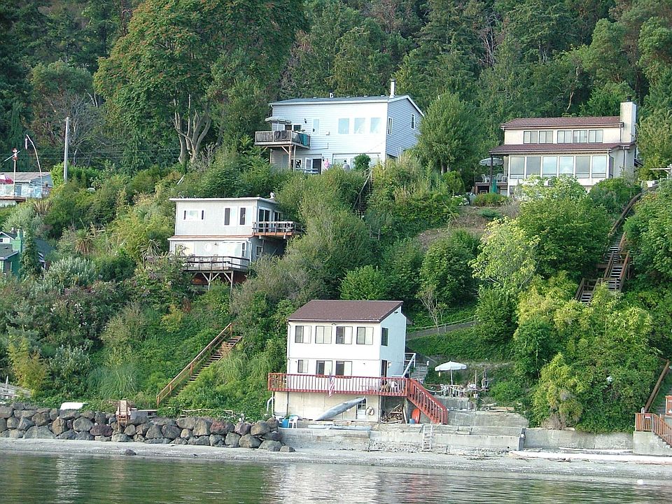 View from water. Apartment lower part of top house. 180* view,deck.